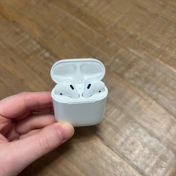 AirPods Gen2 - Picture 3 of 5